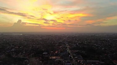 Gün batımında Pekanbaru şehrinin 4k hava görüntüsü. Birçok konut binası bulunan Riau ilinin başkenti..