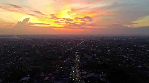 日落时Pekanbaru市的空中4K视频 里乌省省会 有许多居民楼 — 图库视频影像