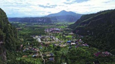 Endonezya 'nın Sumatra adasındaki dağların ve pirinç tarlalarının yer aldığı popüler bir turizm merkezi olan Harau Valley' in 4k klibi..