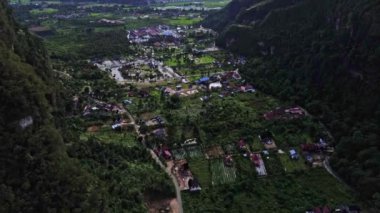 Endonezya 'nın Sumatra adasındaki dağların ve pirinç tarlalarının yer aldığı popüler bir turizm merkezi olan Harau Valley' in 4k klibi..
