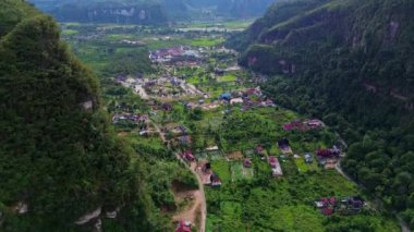 Endonezya 'nın Sumatra adasındaki dağların ve pirinç tarlalarının yer aldığı popüler bir turizm merkezi olan Harau Valley' in 4k klibi..