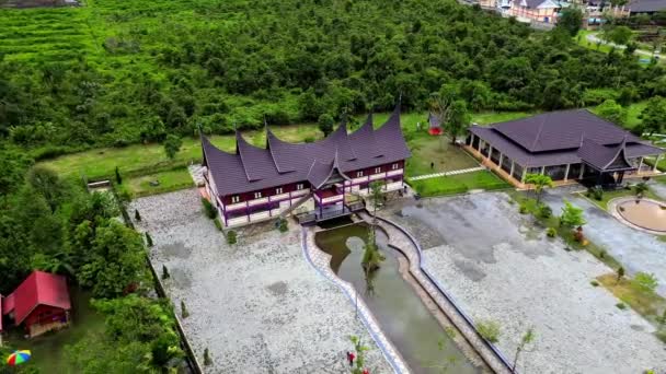 インドネシア スマトラ島のガダンハウスの空中4Kビデオ — ストック動画