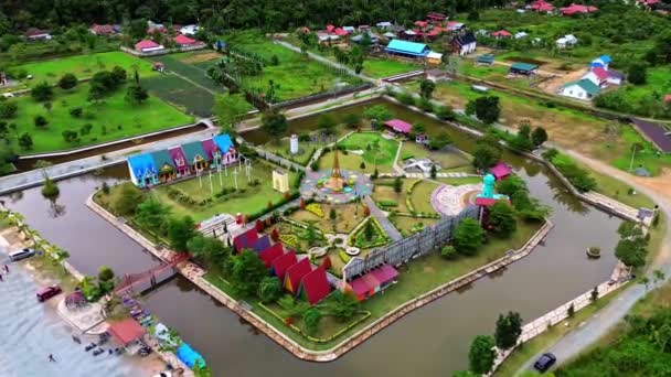 スマトラ島 インドネシアのハラウバレーのヨーロッパ村の観光名所の航空4Kビデオ — ストック動画