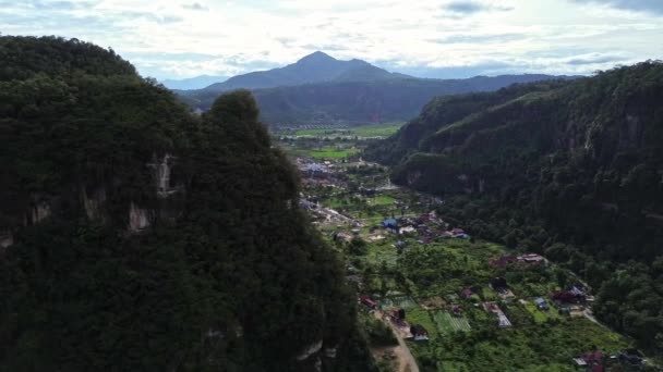 位于印度尼西亚苏门答腊岛的一个受欢迎的旅游胜地 哈劳山谷的空中4K视频 内容包括山脉和稻田 — 图库视频影像