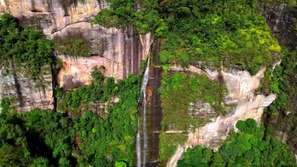 Aerial Video Wodospadu Harau Valley Popularnej Miejscowości Turystycznej Górami Polami — Wideo stockowe