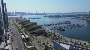 Kaohsiung Limanı Skyline 'ın 4K hava görüntüleri. Kaohsiung Limanı 'nda Kaohsiung Müzik Merkezi ile birlikte 4K' lık yüksek kaliteli görüntüler.