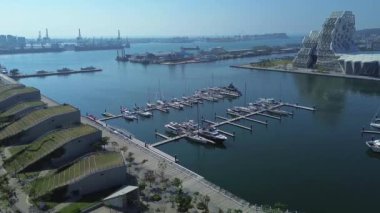 Kaohsiung Limanı Skyline 'ın 4K hava görüntüleri. Kaohsiung Limanı 'nda Kaohsiung Müzik Merkezi ile birlikte 4K' lık yüksek kaliteli görüntüler.