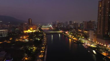 Kaohsiung Limanı Skyline 'ın 4K hava görüntüleri. Kaohsiung Limanı 'nda Kaohsiung Müzik Merkezi ile birlikte 4K' lık yüksek kaliteli görüntüler.