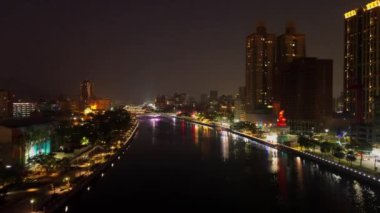 Kaohsiung Limanı Skyline 'ın 4K hava görüntüleri. Kaohsiung Limanı 'nda Kaohsiung Müzik Merkezi ile birlikte 4K' lık yüksek kaliteli görüntüler.