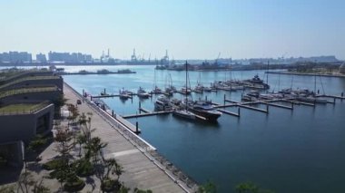 Kaohsiung Limanı Skyline 'ın 4K hava görüntüleri. Kaohsiung Limanı 'nda Kaohsiung Müzik Merkezi ile birlikte 4K' lık yüksek kaliteli görüntüler.