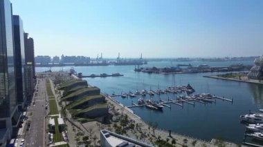 Kaohsiung Limanı Skyline 'ın 4K hava görüntüleri. Kaohsiung Limanı 'nda Kaohsiung Müzik Merkezi ile birlikte 4K' lık yüksek kaliteli görüntüler.