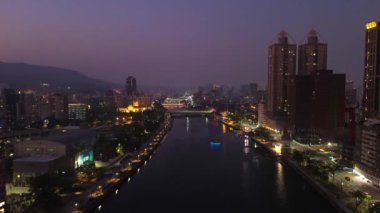 Kaohsiung Limanı Skyline 'ın 4K hava görüntüleri. Kaohsiung Limanı 'nda Kaohsiung Müzik Merkezi ile birlikte 4K' lık yüksek kaliteli görüntüler.