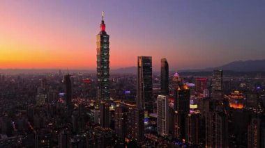 Tayvan 'daki Taipei City Skyline' ın 4K hava görüntüleri. Günbatımında Taipei 101 ile Tayvan 'ın başkentidir. Taipei şehrinin en hızlı büyüyen finansal bölgesinin insansız hava aracı görüntüsü.
