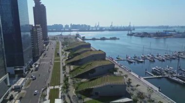 Kaohsiung Limanı Skyline 'ın 4K hava görüntüleri. Kaohsiung Limanı 'nda Kaohsiung Müzik Merkezi ile birlikte 4K' lık yüksek kaliteli görüntüler.