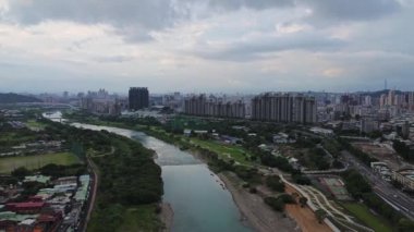 Tayvan 'da sisli havayla birlikte Taipei siluetinin 4K görüntüsü. Yollarda arabalar ve arka planda Taipei 101 yer alır, Tayvan 'ın başkentidir..