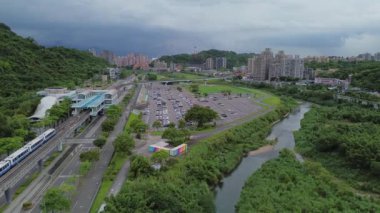 Tayvan 'daki Taipei MRT' nin havadan 4K görüntüsü. Wenhu Bölgesi, Taipei, Tayvan 'da bulunan toplu taşıma sistemidir.