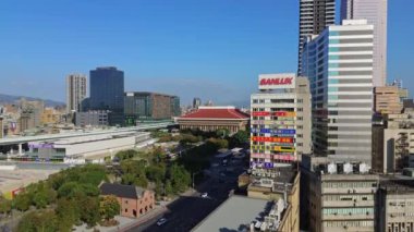 Tayvan 'daki açık mavi gökyüzü ile Taipei Merkez İstasyonu' nun 4K hava görüntüleri. Yollarda arabaların ve yayaların bulunduğu en işlek istasyondur..