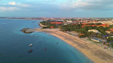 Bali 'de gün batımında Kuta Sahili' nin 4K hava görüntüleri. Pek çok başka ülkeden Endonezya 'ya turistleri çeken en popüler plajlardan biri..