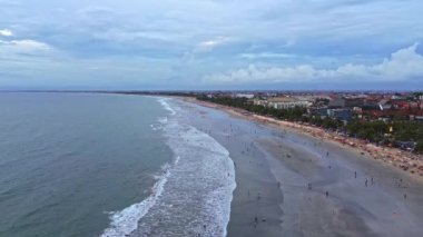 Bali 'de gün batımında Kuta Sahili' nin 4K hava görüntüleri. Pek çok başka ülkeden Endonezya 'ya turistleri çeken en popüler plajlardan biri..