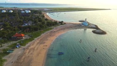 Bali 'de gün batımında Kuta Sahili' nin 4K hava görüntüleri. Pek çok başka ülkeden Endonezya 'ya turistleri çeken en popüler plajlardan biri..