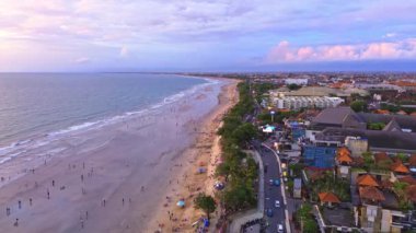 Bali 'de gün batımında Kuta Sahili' nin 4K hava görüntüleri. Pek çok başka ülkeden Endonezya 'ya turistleri çeken en popüler plajlardan biri..