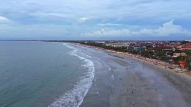 Bali 'de gün batımında Kuta Sahili' nin 4K hava görüntüleri. Pek çok başka ülkeden Endonezya 'ya turistleri çeken en popüler plajlardan biri..