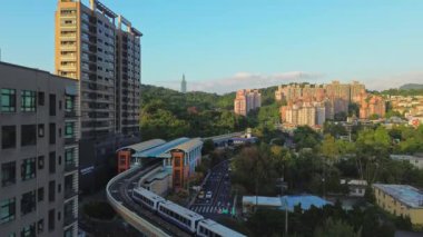 Taipei siluetinin arka planında MRT ve Taipei 101 bulunan 4K hava görüntüleri. Mavi saatte çekim yaparsan Taipei Tayvan 'ın başkentidir..