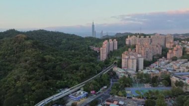 Taipei siluetinin arka planında MRT ve Taipei 101 bulunan 4K hava görüntüleri. Mavi saatte çekim yaparsan Taipei Tayvan 'ın başkentidir..