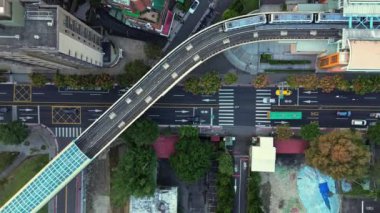 Taipei metro treni MRT hattının havadan aşağı 4K görüntüsü. Tayvan 'da yol üzerinde bir sürü arabayla seyahat ediyor. Tayvan 'ın başkentidir ve gün batımında çekim yapılır..