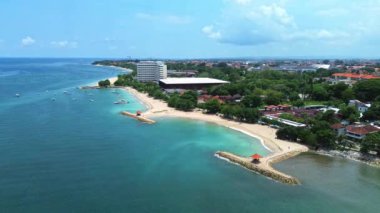 Güzel Bali Sahili 'nin havadan 4K görüntüleri. Bali 'nin güzelliği birçok başka ülkeden birçok turisti Endonezya' ya çekiyor..
