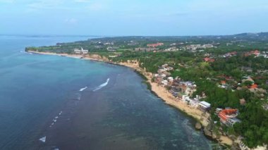 Güzel Bali Sahili 'nin havadan 4K görüntüleri. Bali 'nin güzelliği birçok başka ülkeden birçok turisti Endonezya' ya çekiyor..