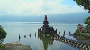 Bali 'deki tarihi bir Hindu tapınağının havadan 4K görüntüleri. Pura ya da Bali tapınağı Endonezya 'nın Bali şehrinde dini bir yerdir..