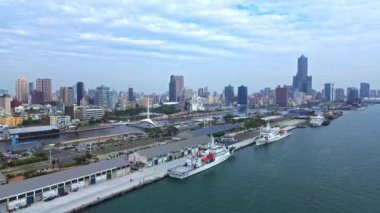 Tayvan 'daki Kaohsiung şehrinin 4K hava görüntüleri. Kaohsiung 85 Sky Tower, Kaohsiung Music Center ve Great Harbor Bridge ile Güney Tayvan 'da popüler bir liman kentidir..