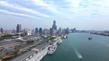 Tayvan 'daki Kaohsiung şehrinin 4K hava görüntüleri. Kaohsiung 85 Sky Tower, Kaohsiung Music Center ve Great Harbor Bridge ile Güney Tayvan 'da popüler bir liman kentidir..