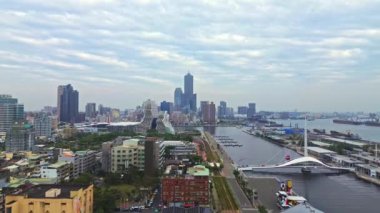 Tayvan 'daki Kaohsiung şehrinin 4K hava görüntüleri. Kaohsiung 85 Sky Tower, Kaohsiung Music Center ve Great Harbor Bridge ile Güney Tayvan 'da popüler bir liman kentidir..