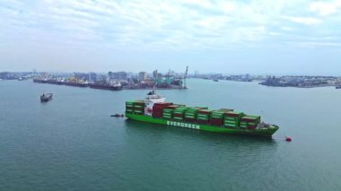 Tayvan 'daki Kaohsiung şehrinin 4K hava görüntüleri. Güney Tayvan 'da popüler bir liman kentidir..