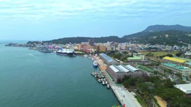 Tayvan 'daki Kaohsiung şehrinin 4K hava görüntüleri. Güney Tayvan 'da popüler bir liman kentidir ve limanda birçok bina ve tekne bulunur..