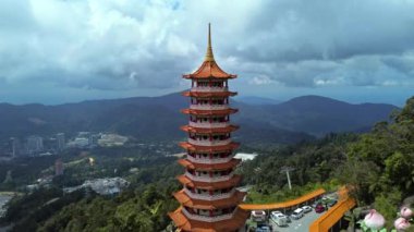 Genting Highlands, Malezya 'daki Chin Sweet Mağara Tapınağı' nın havadan 4K görüntüleri. Birçok turistin ve yerlinin ilgisini çeken bir tepenin tepesinde ünlü bir tapınak..