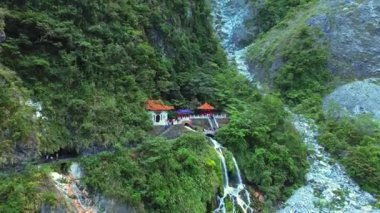 Hualien, Tayvan 'daki Taroko Ulusal Parkı' nın 4K hava görüntüsü. Tayvan 'ın kayalık dağları ve berrak mavi sularıyla en güzel milli parktır..