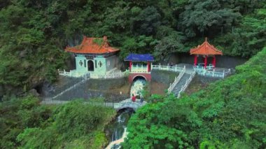 Hualien, Tayvan 'daki Taroko Ulusal Parkı' nın 4K hava görüntüsü. Tayvan 'ın kayalık dağları ve berrak mavi sularıyla en güzel milli parktır..