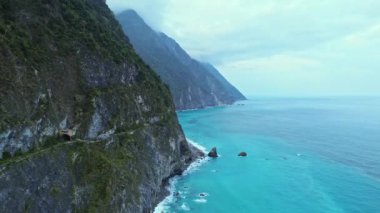Hualien, Tayvan 'daki Taroko Ulusal Parkı yakınlarındaki Qingshui Kayalıkları' nın 4K hava görüntüleri. Tayvan 'da güzel manzarası olan ünlü bir simgedir..