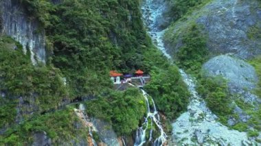 Hualien, Tayvan 'daki Taroko Ulusal Parkı' nın 4K hava görüntüsü. Tayvan 'ın kayalık dağları ve berrak mavi sularıyla en güzel milli parktır..