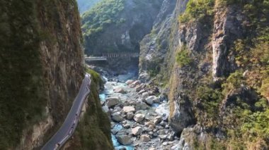 Hualien, Tayvan 'daki Taroko Ulusal Parkı' nın 4K hava görüntüsü. Tayvan 'ın kayalık dağları ve berrak mavi sularıyla en güzel milli parktır..
