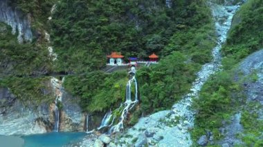 Hualien, Tayvan 'daki Taroko Ulusal Parkı' nın 4K hava görüntüsü. Tayvan 'ın kayalık dağları ve berrak mavi sularıyla en güzel milli parktır..