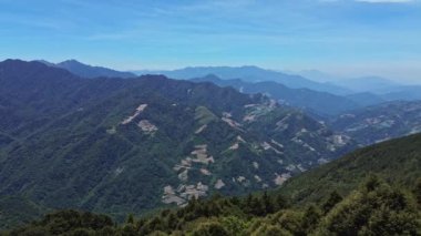 Hehuanshan, Tayvan 'daki dağ sıralarının 4K hava görüntüleri. Tayvan 'da güzel ve popüler bir yerdir..