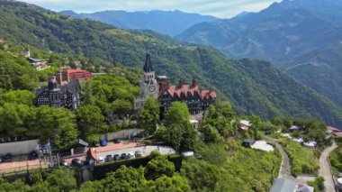 Qingjing, Tayvan 'daki sıradağların 4K hava görüntüleri. Nantou İlçesi 'nde çay tarlaları ve güzel doğa ile doludur ve birçok ziyaretçi çeker..