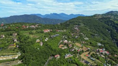 Qingjing, Tayvan 'daki sıradağların 4K hava görüntüleri. Nantou İlçesi 'nde çay tarlaları ve güzel doğa ile doludur ve birçok ziyaretçi çeker..