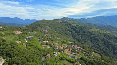 Qingjing, Tayvan 'daki sıradağların 4K hava görüntüleri. Nantou İlçesi 'nde çay tarlaları ve güzel doğa ile doludur ve birçok ziyaretçi çeker..