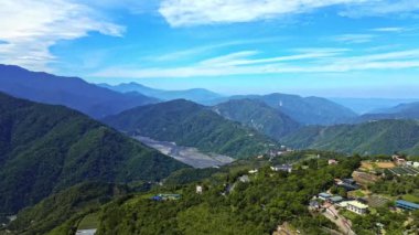 Qingjing, Tayvan 'daki sıradağların 4K hava görüntüleri. Nantou İlçesi 'nde çay tarlaları ve güzel doğa ile doludur ve birçok ziyaretçi çeker..
