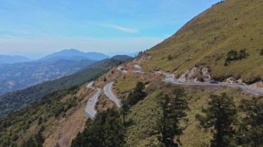 Hehuanshan, Tayvan 'daki dağ sıralarının 4K hava görüntüleri. Tayvan 'da güzel ve popüler bir yerdir..